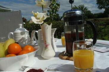 تختخواب و صبحانه Cloghan Lodge