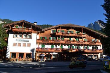 Отель Rododendro Val Di Fassa