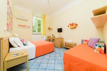 تختخواب و صبحانه Sharon House