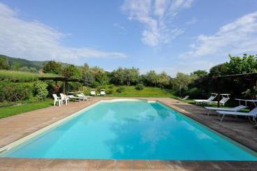 هتل Agriturismo La Torriola