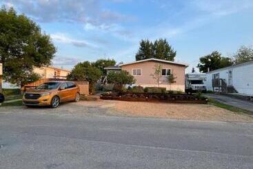 فندق صغير Lemon Tree Inn