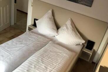 تختخواب و صبحانه Pension Seegarten