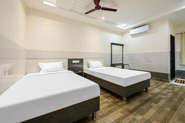 בית מלון כפרי Oyo 85707 Gv Grand