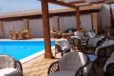 تختخواب و صبحانه Villa Carlo Resort