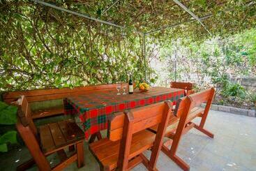 پانسیون Rooms Garden