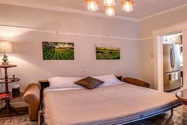 Сельский дом Redtail Suites ~ Entire Home ~ Sleeps 12 ~ Tesla Station