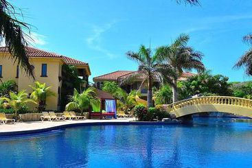 هتل Parrot Tree Beach Resort