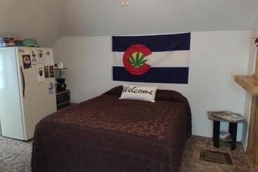 Bed and Breakfast Quiet Upstairs Studio Close To Town 420 Friendly