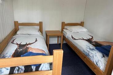 מלון כמוסות Rena Hostel Einara