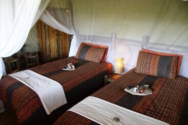 בקתות Kubu Safari Lodge