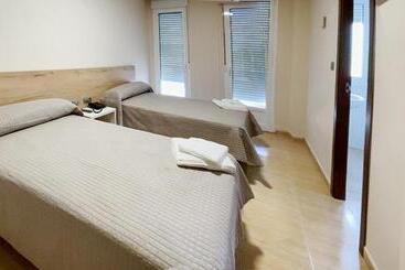 פנסיון Hostal Restaurante Cuatro Caminos