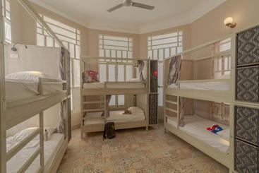 هتل Casa Avelina Boutique Hostel