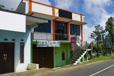 ホテル Oyo Homes 91132 Desa Wisata Kalipucang