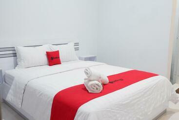 Отель Reddoorz Syariah Near Tanjung Karang Beach Mataram