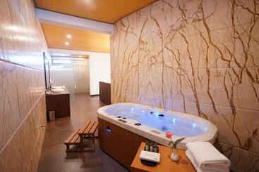 هتل Denzong Regency Luxury Mountain Retreat Spa & Casino