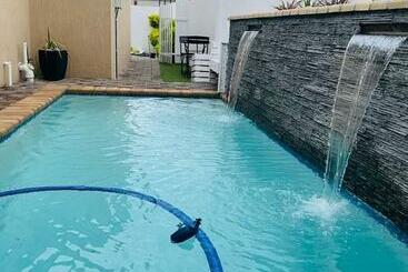 تختخواب و صبحانه Infinity Bnb Gaborone