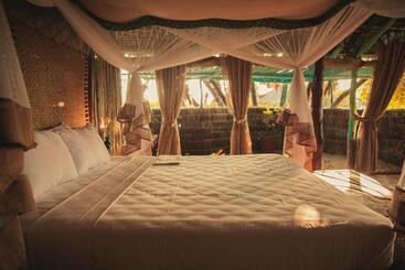 هتل Kizingo Beach Eco Lodge