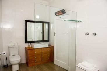 پانسیون Acorn Guest House