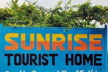 هتل Sunrise Tourist Home