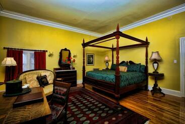 تختخواب و صبحانه The Southern Mansion