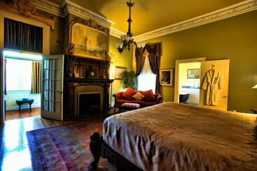 تختخواب و صبحانه The Southern Mansion
