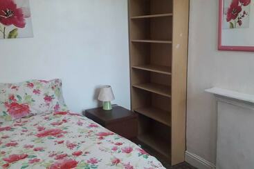 اقامتگاه Homely 4 Bed House In Manchester
