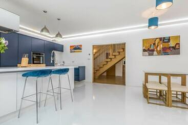 West Sussex Home By The Sea  Great For Goodwood