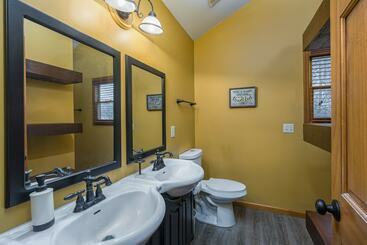 North Ridge Place Brand New Log Cabin With Hot Tub Great Location