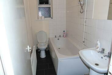 اقامتگاه Lovely 2 Bed House In Bolton Greater Manchester