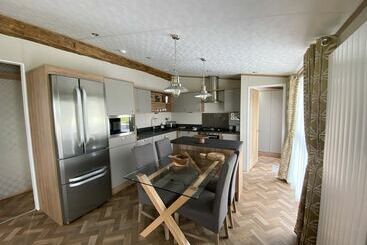 Rivendale 8 & Hot Tub 2 Bed