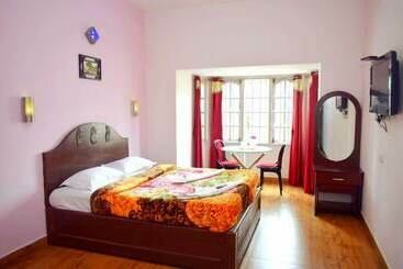 پانسیون Green Park Grand Inn