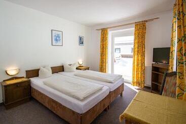 Bed and Breakfast Pension Nina & Gasthof Alpenrose