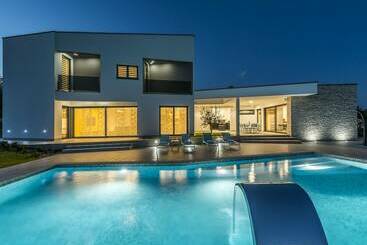 茅舍 A Modern Luxury Villa With A Crystalclear Swimming Pool And Cultivated Garden