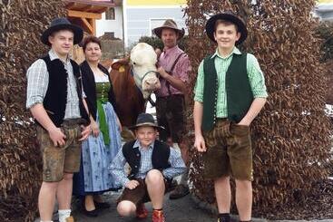 茅舍 Bauernhof Serner