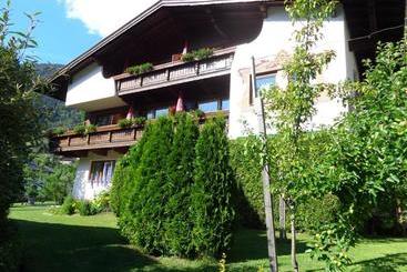 تختخواب و صبحانه Apart Landhaus Gstrein