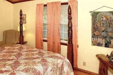 コテージ Country   2 Bedrooms, 1 Baths, Sleeps 6 Cabin By Redawning