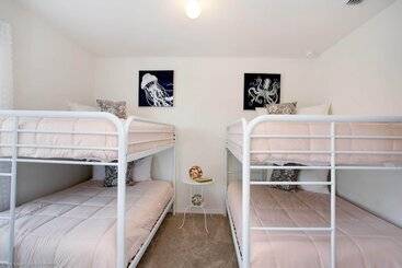 بيت ريفى Enjoy The Private View! Roomy Town Home With Pool, 20 Mins From Disney #5st739