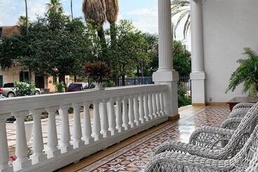 فندق Laredo Mansion