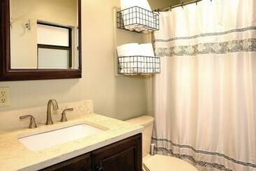 קוטג'' Mountain Laurel   1 Bedrooms, 1 Baths, Sleeps 4 Cabin By Redawning