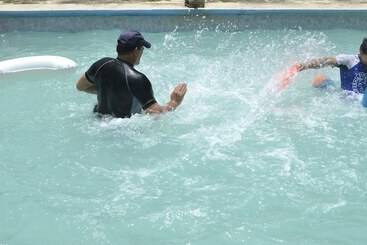 فندق Howler Monkey Resort