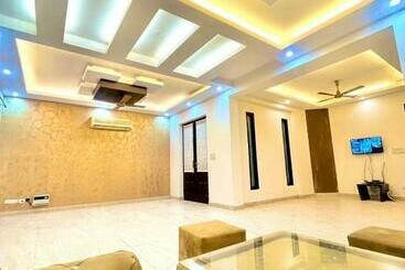 هتل The Majestic Residency