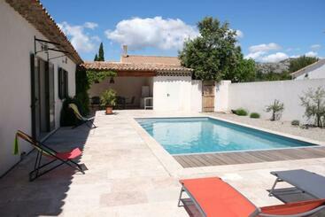 관광객 아파트 Charming Vacation Rental With Heated Pool At The Foot Of The Alpilles, In Aureille, Close To The Cen