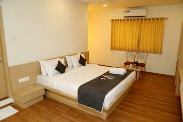 هتل Tulsi Rooms N Banquite