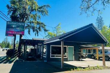 호텔 Riverfront Lodging
