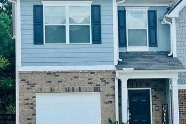 관광객 아파트 New 3/2.5 In Union City! Mins From Airport & Atl!