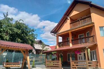 דירות לתיירים Casa La Cozacu