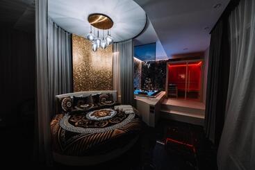 استراحتگاه Versace Luxury Room