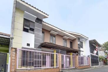 ホテル Spot On 91626 Rr Kost Putri Syariah
