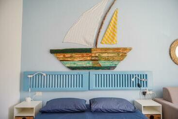 דירות לתיירים Seafront Holidays & Workstays