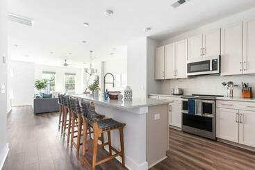 آپارتمان‌های توریست‌ها Trendy Park Circle Townhome